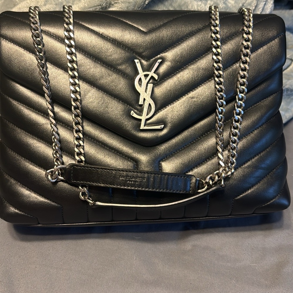 LOULOU MEDIUM IN QUILTED LEATHER    DIMENSIONS: 13.7 X 9 X 5.3 INCHES
